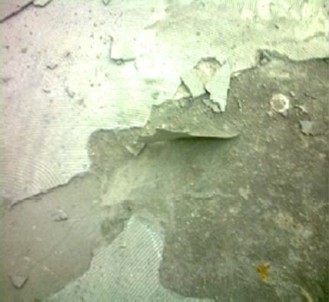 地面上的801建筑胶、牛皮纸等物，没有清理就施工自流平